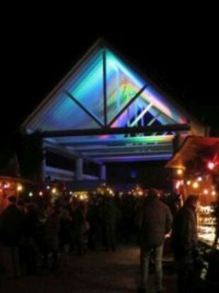 beleuchtete Büchnerscheune am Büchnerhaus zum Weihnachtsmarkt 2014