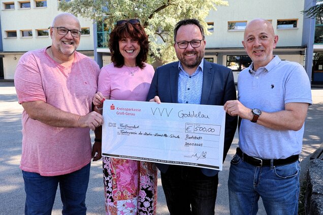 Spendenübergabe an Martin Buhl von der MNS